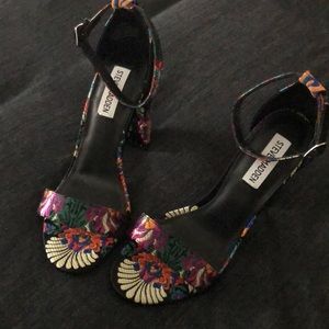 Like new, Steve Madden heals